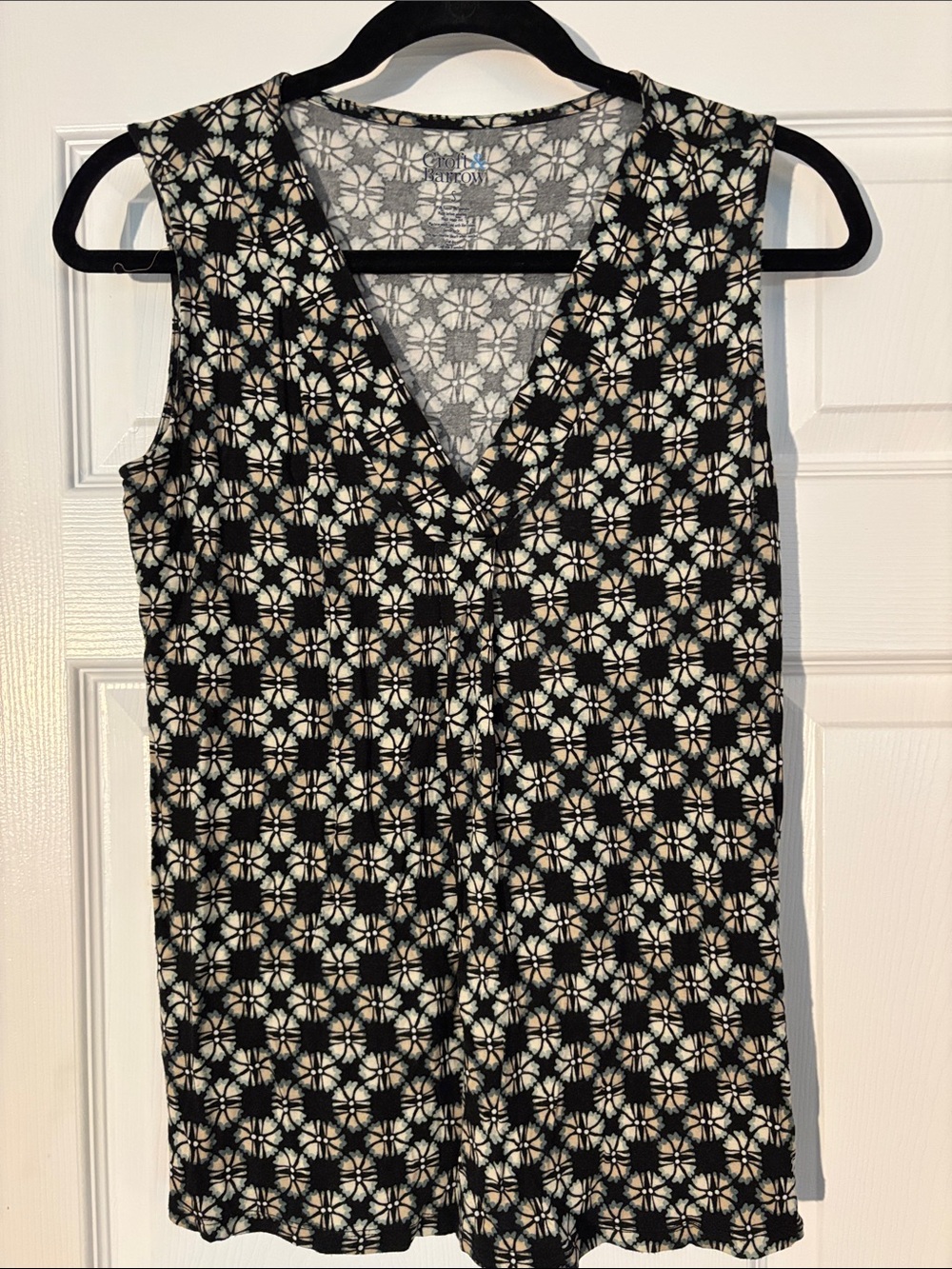 croft & barrow Black and Cream Sleeveless V-Neck Printed Tank